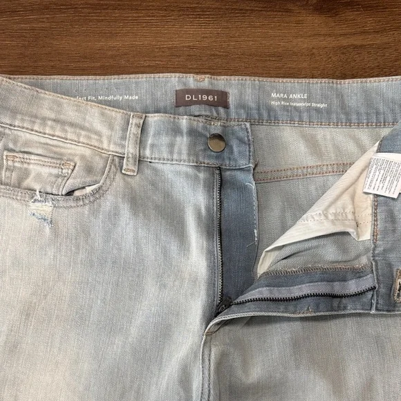 Woman's DL1961 Mara Ankle High Rise Instasculpt Straight Jeans. Size 30 - Picture 4 of 6